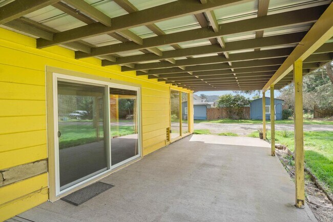 Building Photo - Quaint, inviting 4-bdrm/2-bath home in Cloverdale. Serene living, huge yard, covered patio