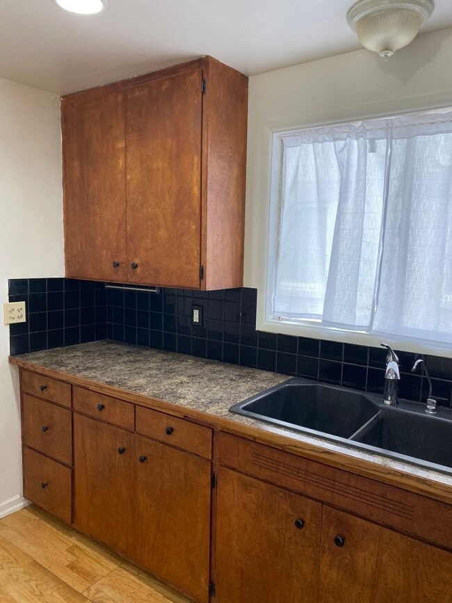 Building Photo - 4 bed 1 bath