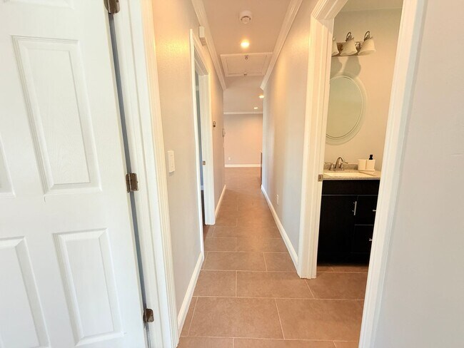 Building Photo - 6660 Charlesworth Ave