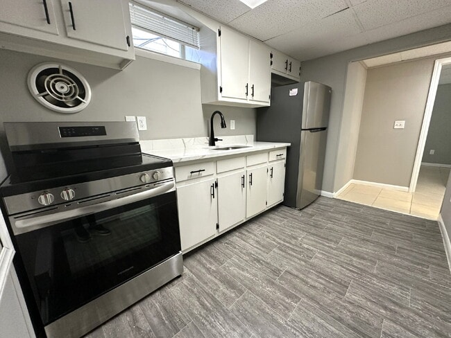 Building Photo - Lower Level Apartment in Westminster