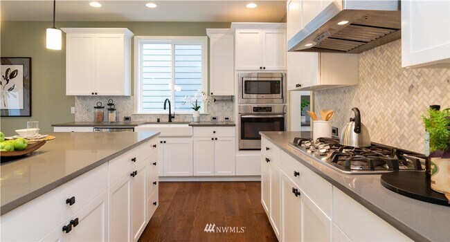 Building Photo - 4 Bedroom Oversized Home in Mountlake Terrace- Office Space and Charging Station