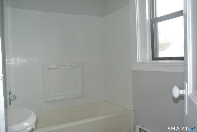 Building Photo - 549 Howe Ave