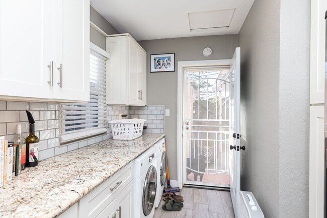 Building Photo - Charming, upgraded, and great outdoor spac...