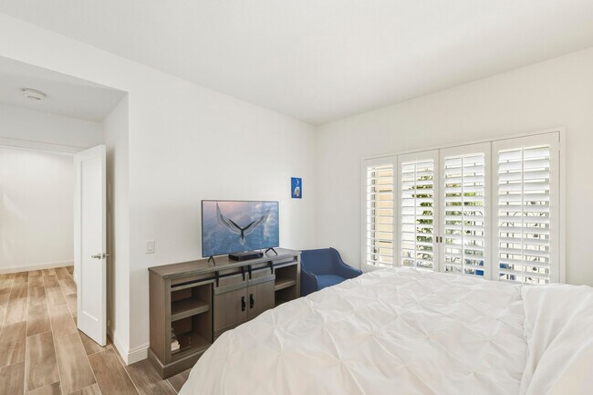 Building Photo - 289 Vista Royale Cir W