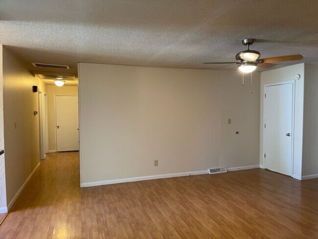 Building Photo - 3 Bedroom, 2 Bathroom, Great Location!