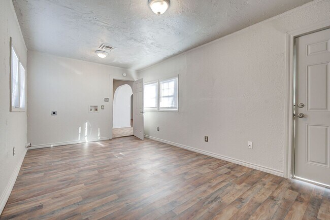 Building Photo - 1426 NE 24th St