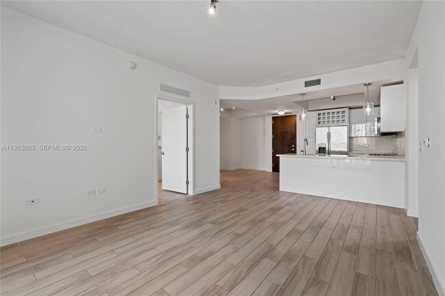 Building Photo - 999 SW 1st Ave