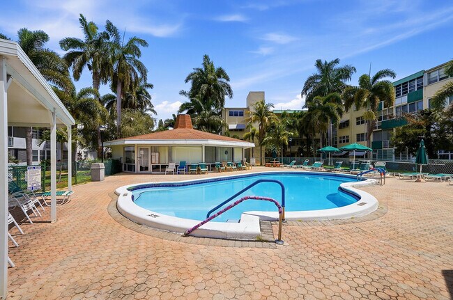 Building Photo - 1333 E Hallandale Beach Blvd