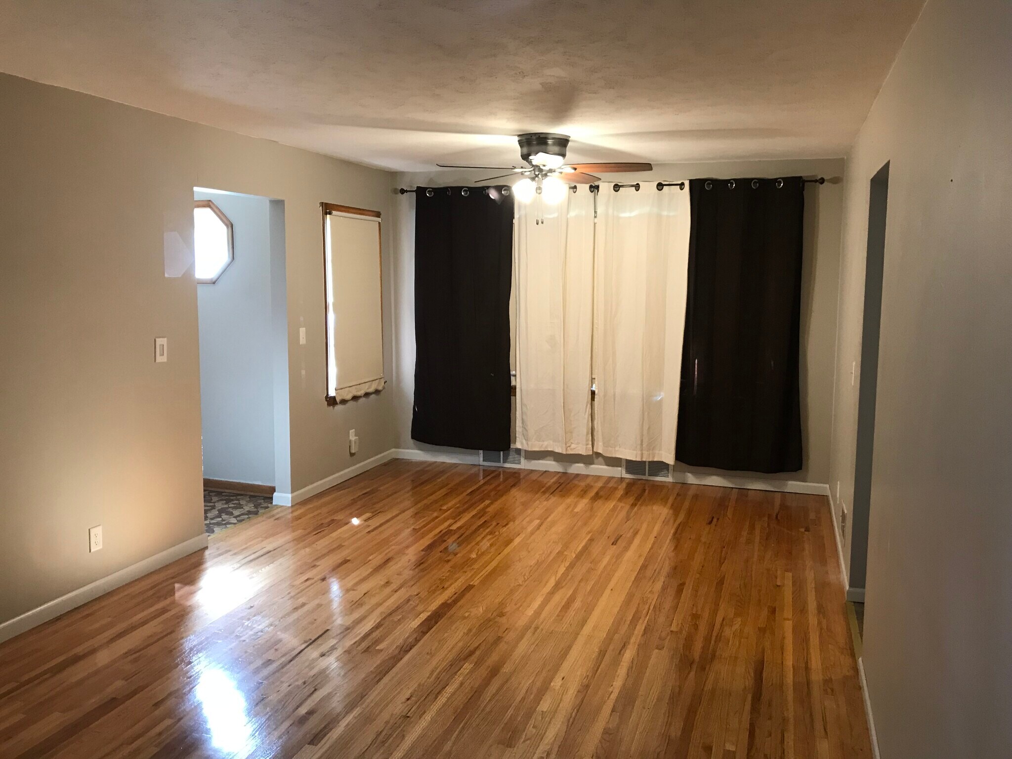 Entry/dining area - 3370 s 81st ave