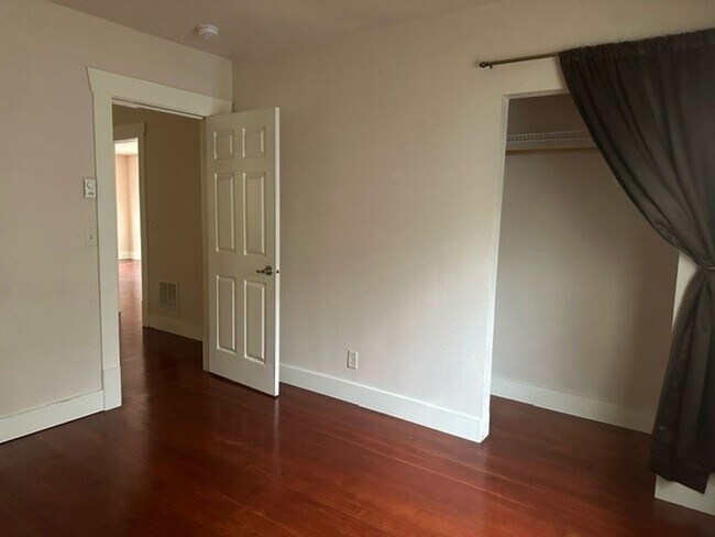 Building Photo - AVAILABLE NOW: 2 bdrm/1 bath House