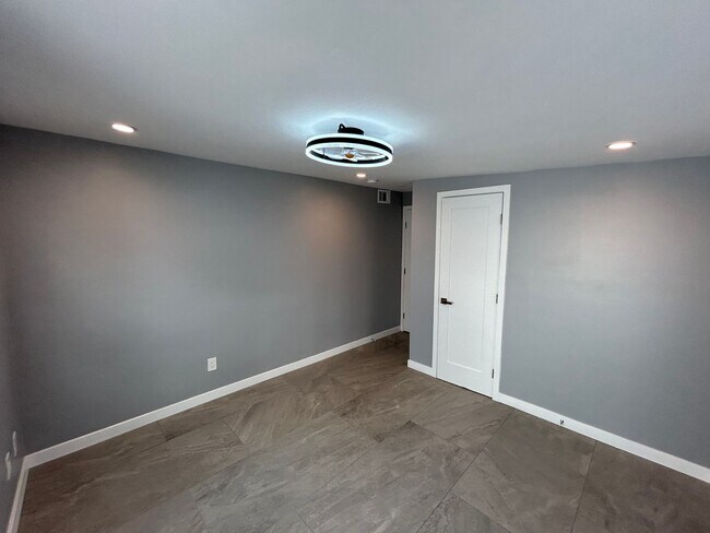 Building Photo - Newly Renovated 4 bed house!