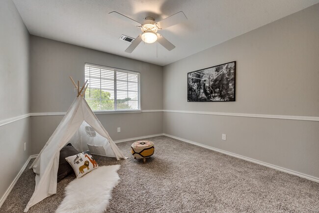 Building Photo - 4231 Crestedge Dr