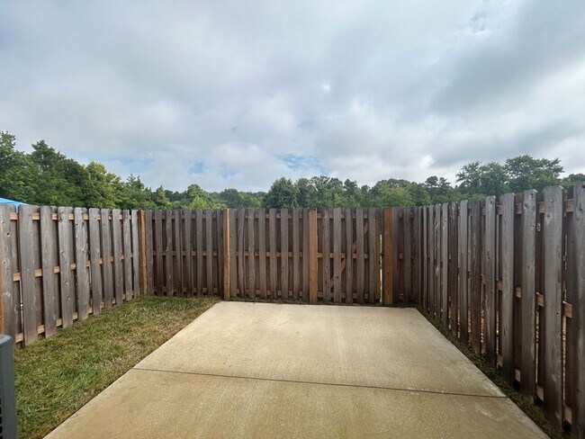 Building Photo - Like NEW Luxury 2-story townhome 2 bedrooms and 2.5 baths + Flex room + 1 car garage in High Point