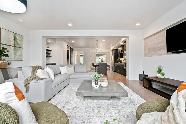 Building Photo - 3714 E Parkcenter Blvd