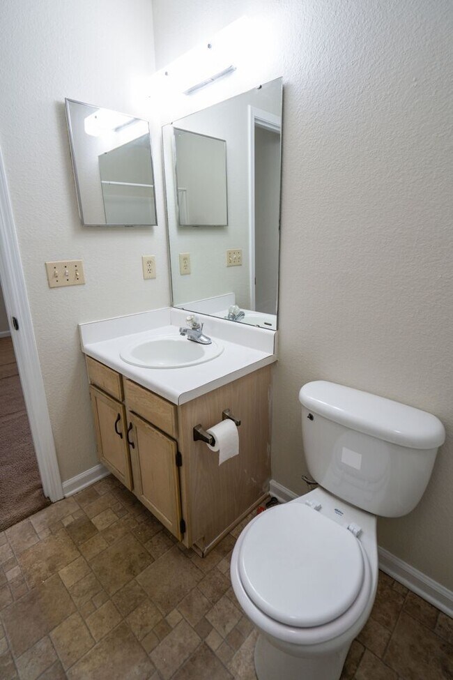 Building Photo - Cozy 2 Bedroom 2 Bathroom available NOW