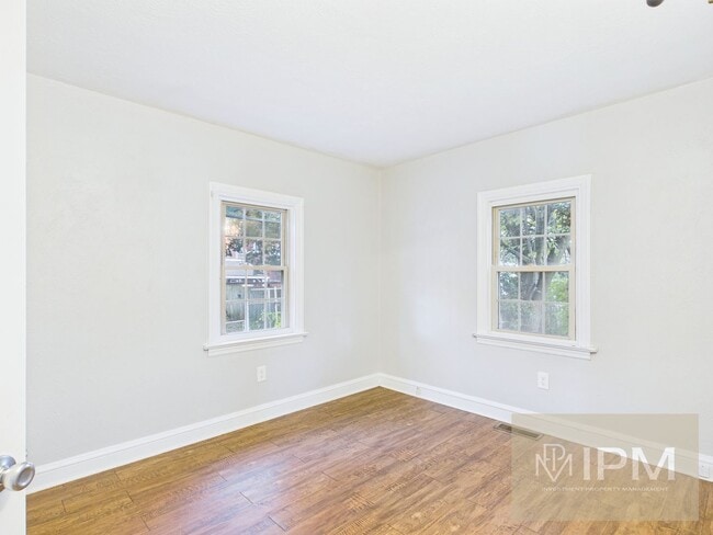 Building Photo - Available Now!!  Charming 2 Bed, 1 Bath Ho...