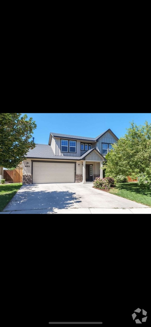 Building Photo - 4 Bedrooms with a large back yard
