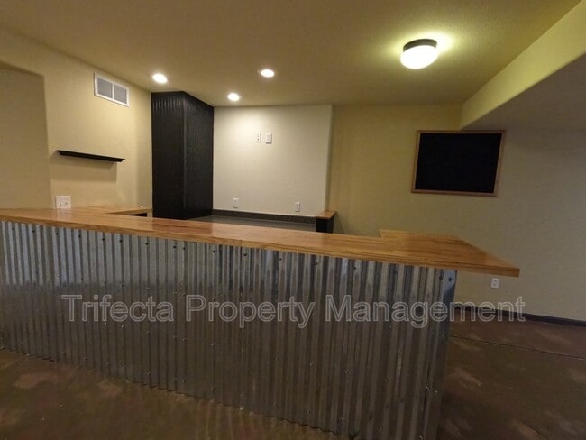 Building Photo - 2215 Harvest St