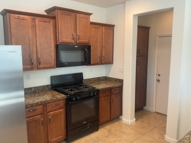 Building Photo - 1734 Lark Dr NE