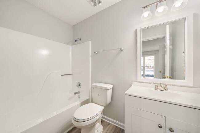 Building Photo - Beautiful Renovated Townhouse in Popular Raleigh Golf Course Community!