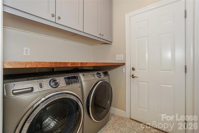 Building Photo - 181 Streamside Pl