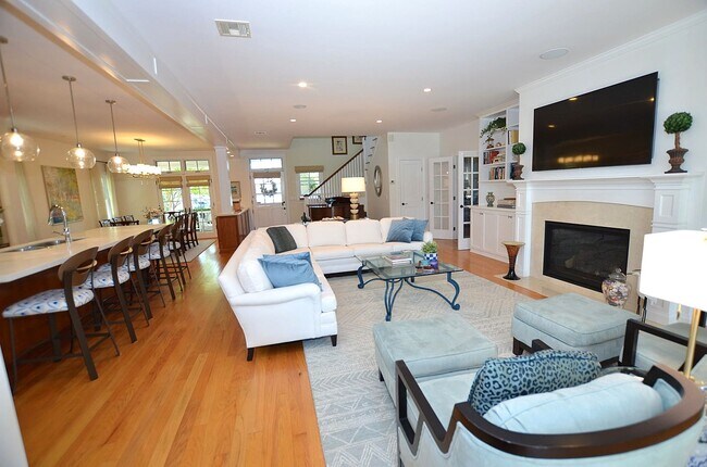 Building Photo - Charming Vacation Home, Furnished 4Bd/3.5Ba Home