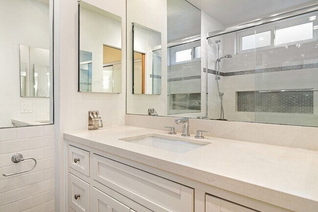 Building Photo - Available after 6/20 - Newly Renovated Cod...
