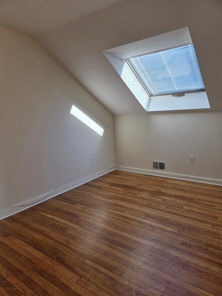 Building Photo - 32 Farewell St