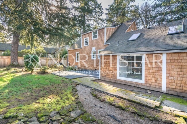 Building Photo - Newly Remodeled Lake Oswego Cottage With Lake Access.