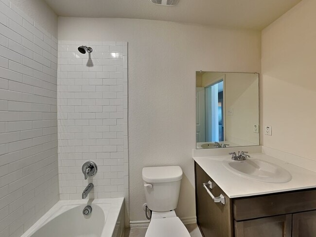 Building Photo - 2909 Menguita St