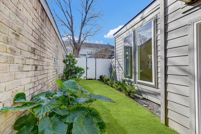 Building Photo - Museum District: Chic 2-Story newly updated home!