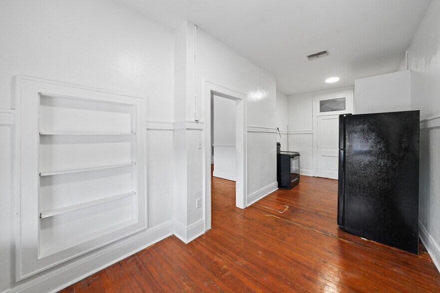 Kitchen - 4713 N Florida Ave