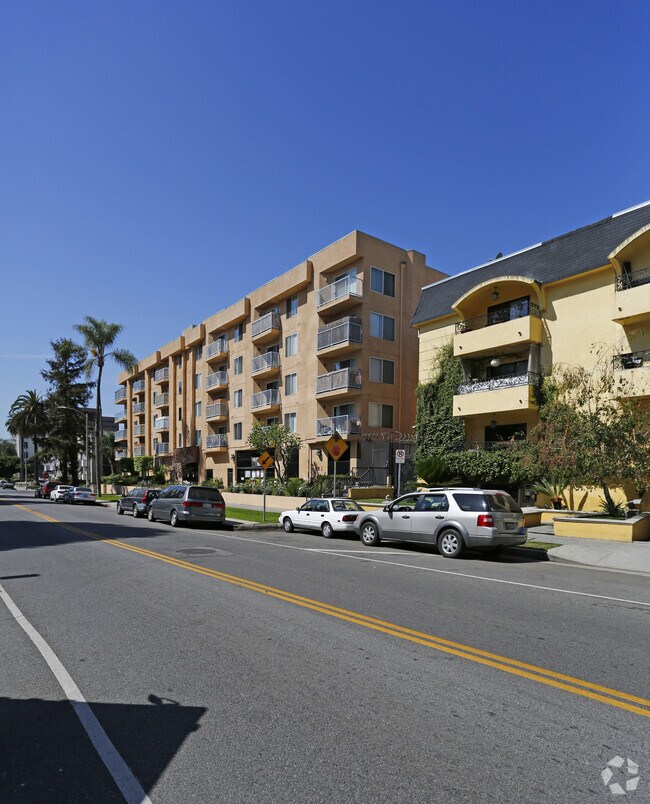 Hobart Villa Apartments 445 S Hobart Blvd Los Angeles CA 90020 Apartment Finder