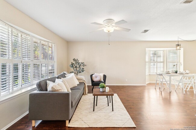 Building Photo - WHISPERING OAKS GARDEN HOME