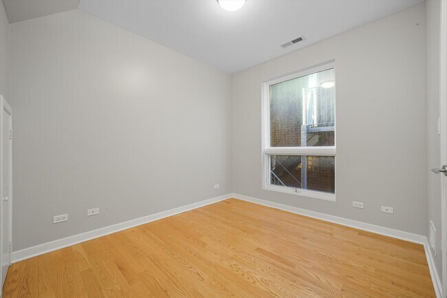Building Photo - 1541 N Bosworth Ave