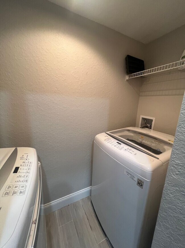 Building Photo - Modern 1-Bedroom Condo with Resort-Style Amenities in Gated Orlando Community