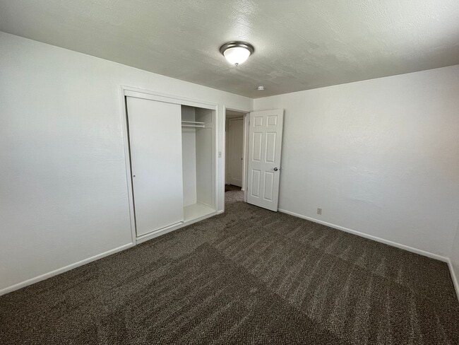 Building Photo - Prime Location! 2-Bed, 1-Bath Apartment with Lake Views and Near Downtown – Move-In Ready!