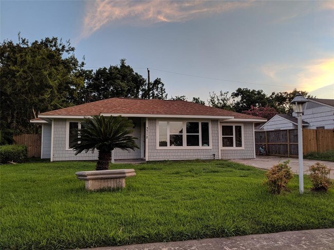 Building Photo - 3710 Zephyr St