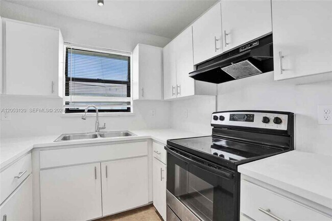 Building Photo - 2120-2122 Thomas St # 2122 HOLLYWOOD, FL 33020