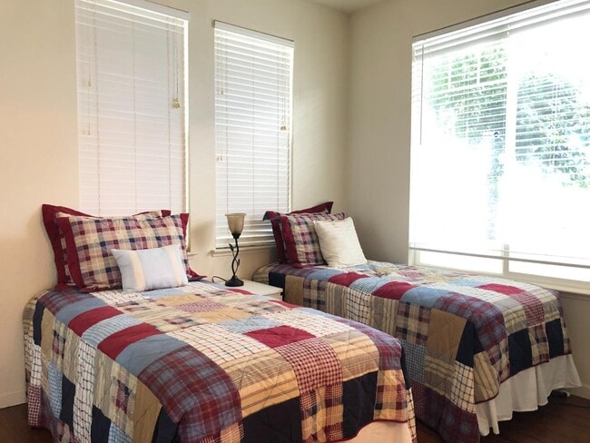 Building Photo - 1868 White Sands St