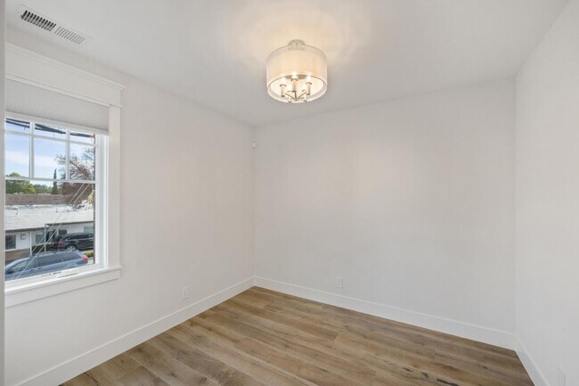 Building Photo - 261 E Bellevue Ave