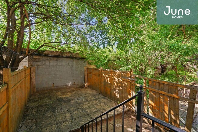 Building Photo - Full room in 3-bed/1.5-bath Home