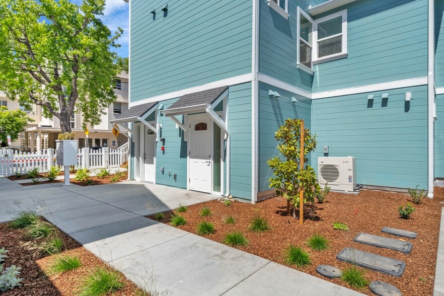 Building Photo - 2016 Dwight Way