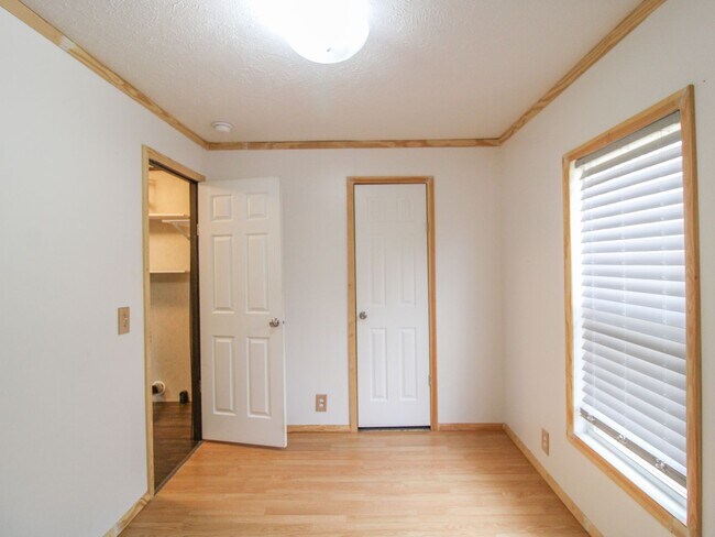 Building Photo - Nice home on a wooded lot! Minutes from Athens!