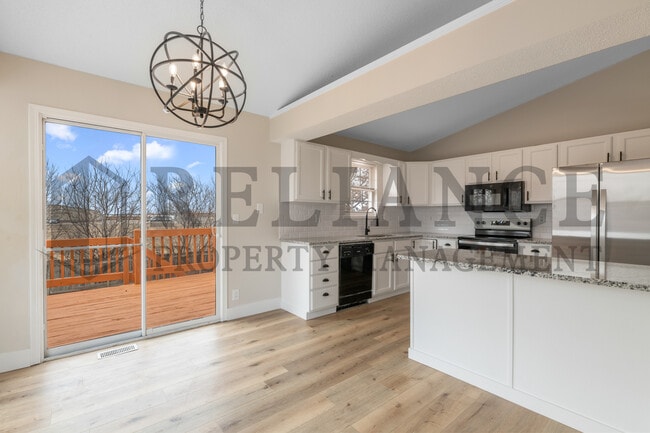 Building Photo - 215 Peachwood Dr