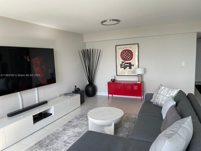 Building Photo - 10000 W Bay Harbor Dr