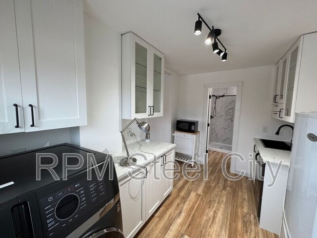 Building Photo - 512-512 1/2 W 10th St