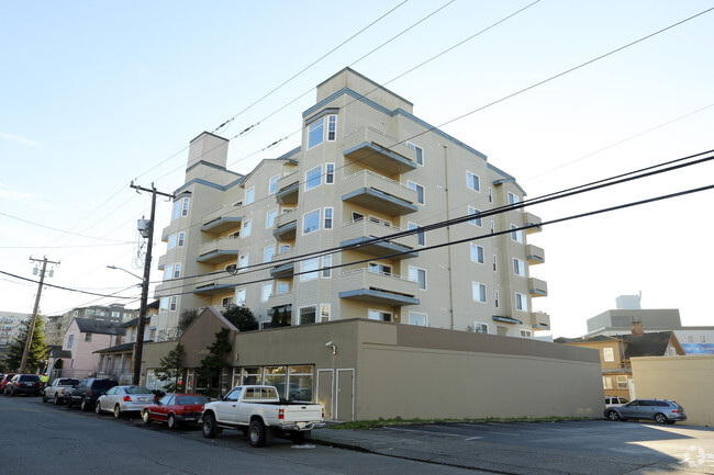 Building Photo - Landmark Apartments