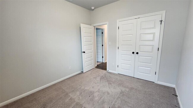 Building Photo - 704 Giorgio Moroder Dr