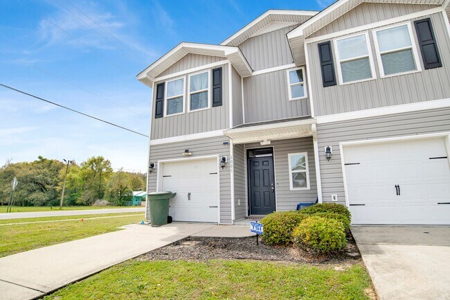 Building Photo - 3 Bedroom Townhouse in Bellview